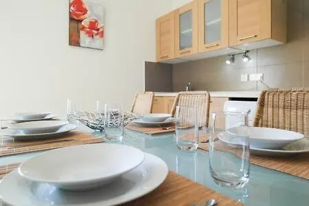 Side Seaview Apt *
